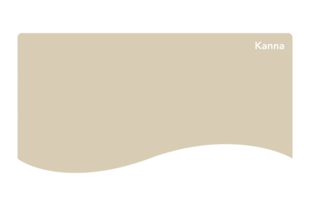 Ett rektangulärt beige färgprov med en vågig nederkant. Ordet Kanna visas i liten vit text i det övre högra hörnet.