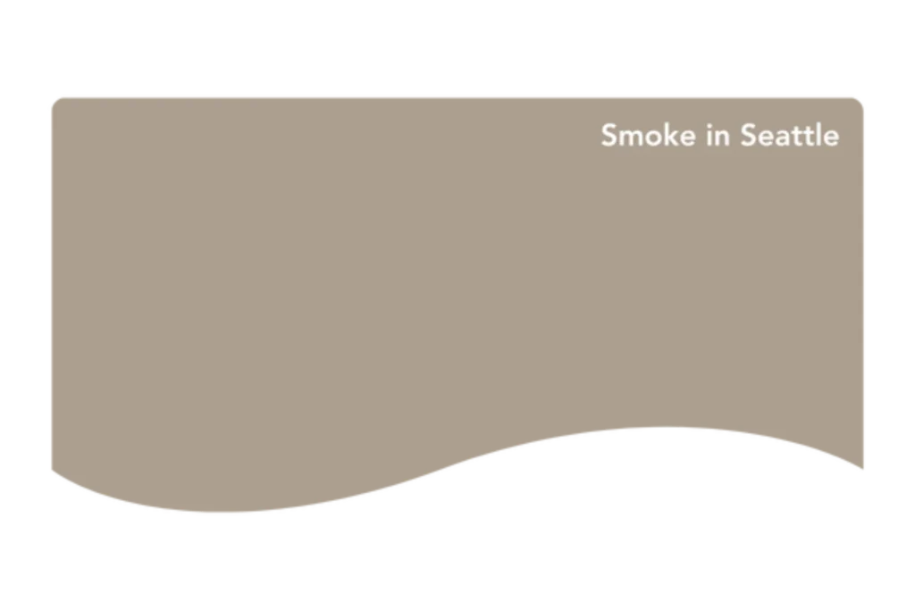 Rektangulärt prov i enfärgad taupe med texten Smoke in Seattle i vit text i övre högra hörnet och med vågig nederkant.
