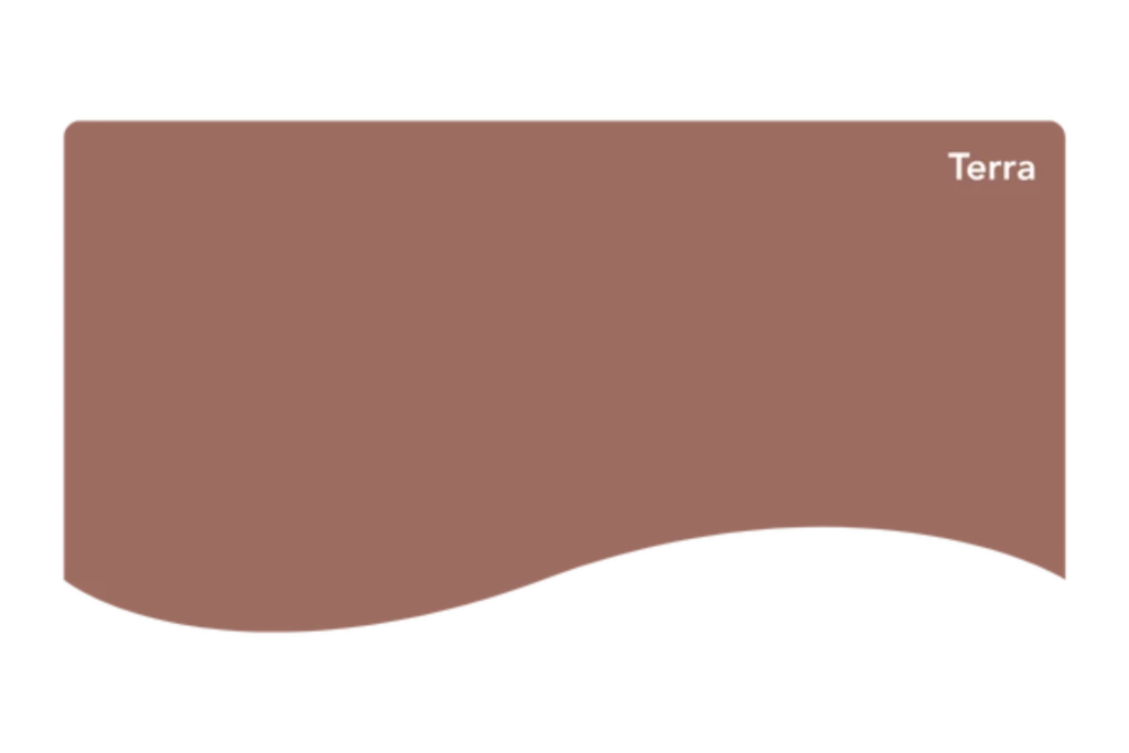 En rektangulär form med en vågig nedre kant, fylld med en brun färg märkt Terra i vit text i det övre högra hörnet. Bakgrunden är transparent.